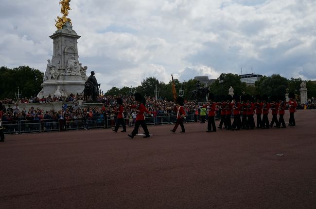 帰りの行進も目の前を通過。