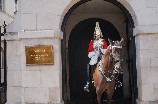 からの、ロイヤルホースガーズ。<br />おぉー、ここもすごい。隣で記念撮影できました！