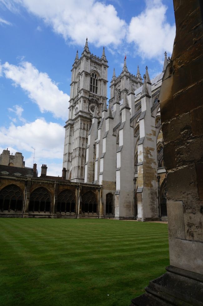 載冠式など王室の行事が行わられます。授業の鐘はここが元になってるとか。中庭から。