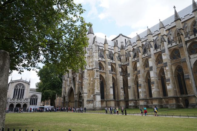 ダイアナ元王妃の葬儀がとりおこなわられた寺院でもあります。