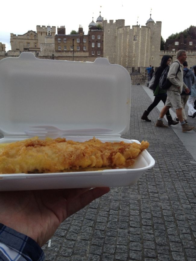 初めてのフィッシュANDチップス。<br />ビネガーかけて、意外と美味しく頂きました。