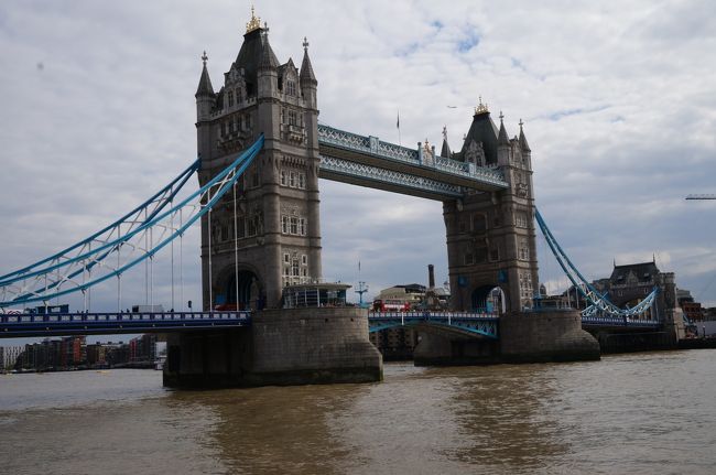 からのタワーブリッジ。<br />ここは、ロンドン市内でメチャ行きたかったとこ。<br />キン肉マンのロビンマスクの必殺技ですね。<br />そんな小さい頃、聞いたたこにいるなんてー!！