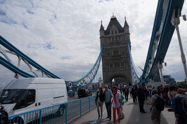 タワーブリッジエキジビションとして塔にのぼれ、ウォークウェイズを渡れます。ロンドンパスで入場しますよー！<br />写真を撮り忘れたので、橋の道路から