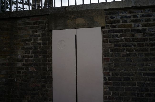 天文台は閉館時間が過ぎていたため入場できず。でも、近くに経度０の表示がありました。