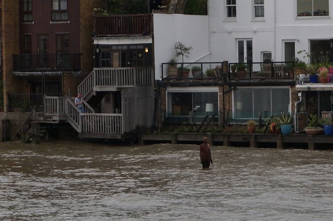 そして、帰りもフェリーに乗って。<br /><br />ぎゃー川に人が〜<br /><br /><br /><br />オブジェでした。