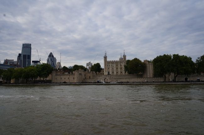 帰りはタワーピアで降りず、ウェストミンスターピアまで向かいます。<br /><br />タワーピアからウェストミンスターピアまでは50分ぐらいかけてガイドしてくれるんです。<br /><br />まずはロンドン塔。