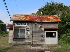 渡島沼尻駅に到着。
前日に、既に御姿を拝見しておりましたが、青空の下でお会いできてうれしゅうございます。
今回目で見た駅舎と違って、木造そのものの駅舎の渡島沼尻駅。