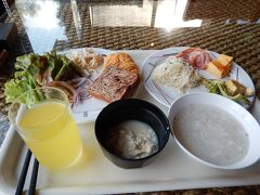 朝食はバイキング形式。

ちなみに、翌日は違うメニューが出てました。
いいレストランですね。