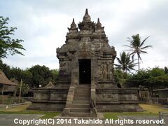 パオン寺院(Candi Pawon)

ボロブドゥール寺院(Borobudur)とムンドゥッ寺院(Candi Mendut)との間に位置する小さな寺院です。


パオン寺院：http://en.wikipedia.org/wiki/Pawon
ムンドゥッ寺院：http://ja.wikipedia.org/wiki/%E3%83%9C%E3%83%AD%E3%83%96%E3%83%89%E3%82%A5%E3%83%BC%E3%83%AB%E5%AF%BA%E9%99%A2%E9%81%BA%E8%B7%A1%E7%BE%A4#.E3.83.A0.E3.83.B3.E3.83.89.E3.82.A5.E3.83.83.E5.AF.BA.E9.99.A2