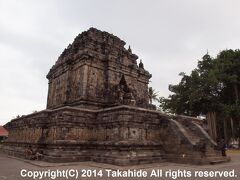 ムンドゥッ寺院(Candi Mendut)

ボロブドゥール寺院(Borobudur)から東へ30分ほど歩いた場所にある寺院です。


ムンドゥッ寺院：http://en.wikipedia.org/wiki/Mendut