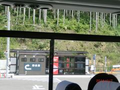 柳津(やないづ)駅−気仙沼駅間が不通となったJR気仙沼線の同区間を、ＢＲＴ(Bus Rapid Transit)と呼ばれるバス代行サービスが2012年の12月から開スタートしたそうです。駅が津波で跡形もなく流される...そんなことがあったなんて全く知りませんでしたよ。お恥ずかしい。

陸前戸倉“駅”にて。