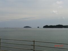 南三陸町の海沿いにやってきました。竹島と椿島だったかな？
リアス式海岸で入り江の多い志津川湾(しづがわわん)は養殖設備が多くカキ、ホヤ、ワカメやギンザケが採れるそうです。こんなに穏やかな湾が大暴れしたなんて信じられないよね。