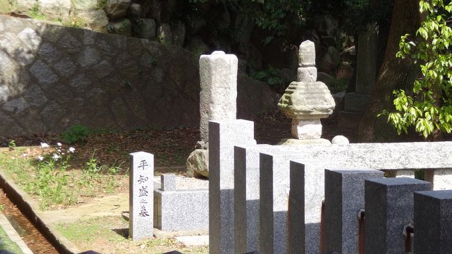 ここには壇ノ浦戦の総大将・知盛の墓（と伝えられる）がある。 <br />でもそもそも移設されてここにあるので、墓ではないような気がする。 