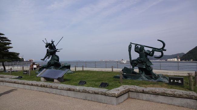 そのすぐ近くから歩いて本州へ渡れる人道トンネルという海底トンネルを通り、エレベーターを上がった！と思ったら！ <br />そこがみもすそ川公園だった。<br /><br />義経と知盛の像。 <br />あーここで戦って死んだのかぁ…。 <br />この場で、壇ノ浦のあたりの章を読みたかった。現実的にはそんな時間なかったけどね！ 