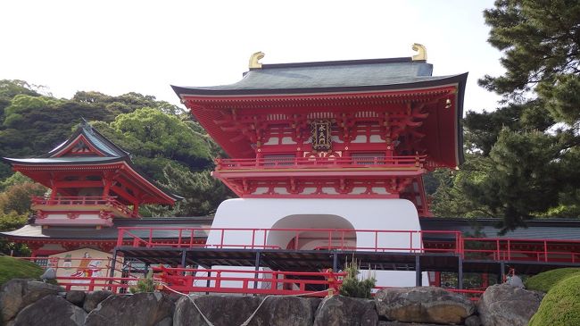 道沿いを歩いていくと、赤間神宮と安徳天皇御陵。 <br />安徳天皇をまつった神宮で、水天宮の形をしてる。 <br />平家物語ゆかりの屏風や掛軸、青葉の笛の複製や、長門本と呼ばれるバージョンの平家物語の本が残っていて見せてもらうことができました。