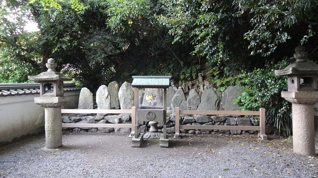 <br />奥には七盛塚。 <br /><br />一応壇ノ浦戦で死んだ一門の、墓所ということになっているのかな？ <br /><br /><br />最後、大歳神社のみまわりきれなかったー！ <br />大歳神社は壇ノ浦戦の前に義経が先勝祈願した神社なのでした。 <br />蛇足ながら高杉晋作の騎兵隊の旗揚げもここだったそうで。 <br />駅に戻るまでのタクシーからガン見してたけど、結構なかなかすごい階段だった。 <br />走ったらいけるかと思ったけど、さすがに自重した。階段は当分もういいです。 <br /><br /><br />≪accessメモ≫ <br />小倉駅より東京駅まで新幹線で5時間くらい。 <br />やっぱ新幹線は早いです。<br /><br />