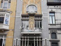 ④『コーシー邸』 
1905年 コーシー作 
('Maison Cauchie' P.Cauchie)

まずは館めぐり1で既出の邸宅。毎月初めの週末午後と夏期は火曜日の夕方に5ユーロで一般公開しているので行ってみました。

外観を見ると上の壁画までも線対称で、丸窓以外はほとんど直線になっています。アール・ヌーヴォーは曲線の美と言えると思いますが、コーシー邸の外観はどちらかと言うと直線が主役のアール・デコの先駆とも言えます。

＜参考資料＞
Jos Vandenbreeden, Françoise Aubry 'Het Cauchiehuis: tussen droom en daad'