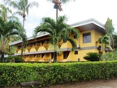 私達が宿泊しているのは、Hotel Manuel Antonio（マヌエル アントニオ ホテル）。
マヌエル・アントニオ国立公園のゲートの真裏にあるホテルだ。

ホテルの前にはビーチが広がり、ビーチまでは徒歩1分。
国立公園までも徒歩5分とロケーションは良い。

部屋は2タイプあり、ビーチに面したテラス付の部屋と密林に面した部屋。
景観が良いのはビーチ側なので、予約の際はリクエストを忘れずに。
