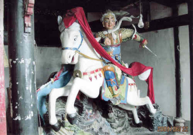 考察・なぜ趙雲は大邑にまつられているのか？（「神游三国・蜀漢遺跡導游」より）明清時代のある地方史の志書の中に記載がある。志書にいう「趙雲は晩年、羌族がしばしば山中から平原の民衆を襲撃したので、これを守るために命じられて大邑の静恵山を領地とした。趙雲は民心を大事にし、軍を指揮し、戦いに勝った。羌族、漢族の民衆はともに彼に心服した。趙雲の死後、当地の人々はみな深くその恩恵を感じ、朝廷に対して趙雲を当地に葬るよう、強く要求した。諸葛亮は民意に従い、これを認めたため趙雲は大邑に葬られることになった。<br />http://4travel.jp/travelogue/10540115<br />「大邑の子龍祠と廟」をクリックしてご覧下さい。