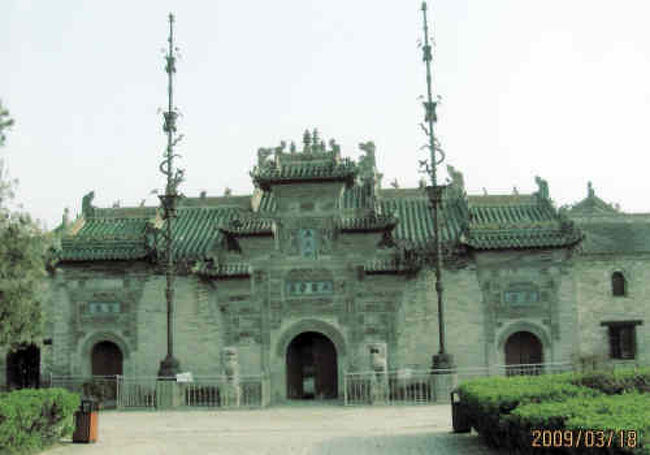 安徽省西北部に位置する亳州市。三千数百年の歴史があるこの町は、曹操の生まれた町であり、兵糧補給地でもあった。曹操ゆかりの地として観光事業に力を入れており、「三国志」史蹟や「三国志」にちなんだテーマパークなど、多くの見所がある。<br />曹操（155年 - 220年）は中国後漢末の武将であり政治家、詩人である。字は孟徳、沛（はい）国（しょう）県（現在の安徽省亳州市）の人。幼名は、阿瞞また吉利。廟号は太祖。謚号は武皇帝。後世では魏武帝、魏武とも呼ばれる。父は曹嵩。曹嵩は夏侯氏であったが中常侍･大長秋曹騰の養子となり曹氏を継いだ（高位の宦官は養子をとって家名を存続することが可能だった）。曹氏の先祖は前漢の平陽侯曹参とされるが、疑わしい。<br />http://4travel.jp/travelogue/10540372<br />「三国志の亳州.１」をクリックしてご覧下さい。<br />http://4travel.jp/travelogue/10540373<br />「三国志の亳州.２」をクリックしてご覧下さい。<br />http://4travel.jp/travelogue/10540374<br />「三国志の亳州.３」をクリックしてご覧下さい。