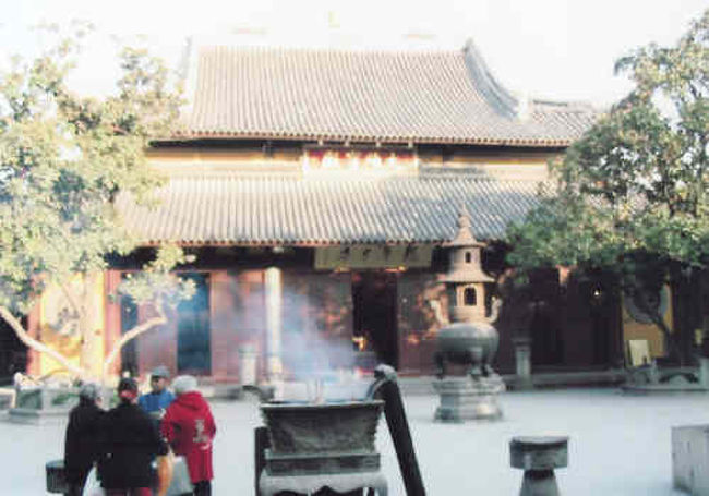 三国時代の上海はうらぶれた漁村にしかすぎない。三国演義の遺跡はなにもありません。龍華寺は三国時代　呉の孫権が建立したと伝えられる上海で一番古いお寺です。孫権の父孫堅が刑州の劉表との戦で戦死する。残された母の悲しみを慰める為に作られたと言われる。今の建物は清の光緒帝の時代のもの、中に千手千眼観音があり本当に千本有る大きな仏像です。また路を挟んで七層八角の龍華塔は宋時代のもので１０００年の歴史が有る、上海で只一つの三国演義の場所です。<br />http://4travel.jp/travelogue/10540229<br />「上海の龍華寺（三国志）」をクリックしてご覧下さい。