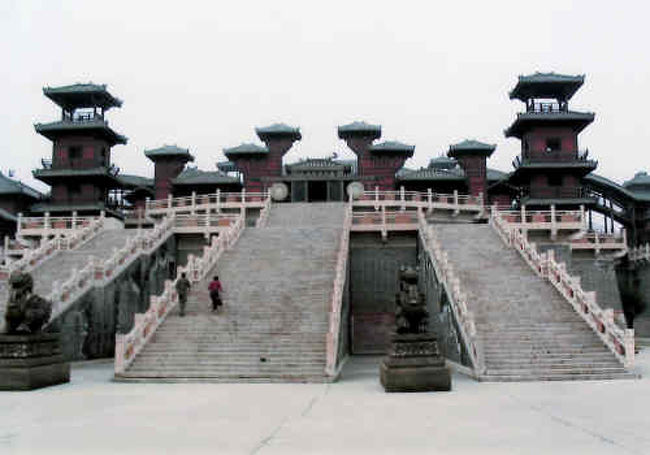 古き良き街並みを再現、歴史映画のテーマパーク。?州市の東北には、中央電視台のロケセンター「中国影視城」がある。ここはドラマ「三国演義」で使われた巨大なセットがある歴史映画のテーマパークだ。城内は、漢城景区と唐城景区に分かれており、漢城景区では、漢時代の歴史ドラマ、史記や「三国志」などの撮影が行われている。なかでも漢城景区の圧巻は、曹操の建てた地上七階建てに相当する高さがある「銅雀台」をイメージしたセットだろう。正面には池が広がり、周囲には眺望を邪魔するものがなく、眺めも素晴らしい。ちなみに、銅雀台の内部には、曹操の執務室も再現されている。他にも、荊州城のセット、魏、呉、蜀のそれぞれの街のセットがあり、１日中いても飽きない作りとなっている。<br />http://4travel.jp/travelogue/10538139<br />「三国志の中国影視城」をクリックしてご覧下さい。