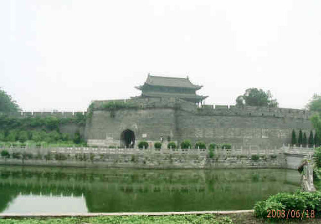 荊州といえばこの城壁だろう。関羽時代は土の城壁であったが、明、清代に改修された煉瓦になっている。それでも300年前の城壁が残っているのだから、すごいものだ。城壁はほとんど完全な形で残っており、山西省の平遥かここか、というぐらいだ。荊州城はぐるりと街を囲むように東西に長く楕円形になっている。城の規模は関羽時代と同じであり、城壁は高さ8〜9m、厚さ約10m、周囲は約10km。昔は城壁の上を馬で走ることができたようだ。<br />http://4travel.jp/travelogue/10540198<br />「三国志の刑州古城?」をクリックしてご覧下さい。