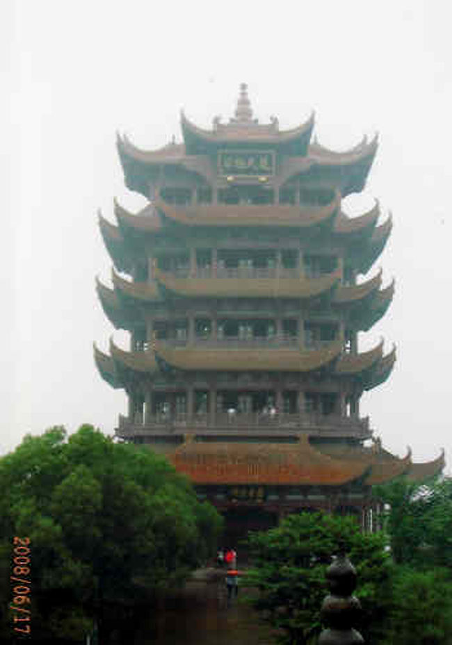 昔から「九省に通じる」と言われるように交通の便がよく地理的には恵まれている。昔からここは戦略上の重要地であり、三国時代は夏口と呼ばれた。また、武漢の黄鶴楼は、岳陽楼（湖南省岳陽）と滕王閣（江西省南昌）と並んで中国三大楼だ。黄鶴楼は一説によると孫権が223年に創建したと言われている。孫権が221年に武昌（現在の武漢、当時は鄂（がく）と言われていた）に遷都しているため信憑性はある。また三国志平話では、赤壁の戦いの後、周瑜が劉備をここに招待して暗殺を企てるという話もある。<br />http://4travel.jp/travelogue/10540352<br />「三国志の黄鶴楼」をクリックしてご覧下さい。