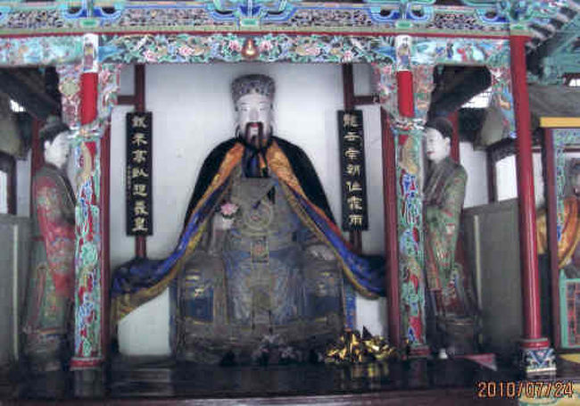 諸葛孔明が劉備玄徳の『三顧の礼』で出山し、劉備玄徳を補佐始めたのです。それまでずっと野良仕事をしながら勉強していたのです。その隠居地は河南省南陽の臥龍崗か湖北省襄陽の隆中か、現在も論争されています。 論争の原因は西晋時代の歴史学者陳寿はそれをはっきり記述しなかったのです。『三国志・蜀書・諸葛亮伝』に諸葛孔明は叔父さんが亡くなった後野良仕事をしていたとの記述だけ残っています。後の説明がそれぞれ違います：宋代の学者裴松之の解説では、孔明の住んでいたところは南陽の?眷県、つまり襄陽の町より20里（10キロ）離れた隆中というところでした。ところが、『諸葛亮伝』に収録された『出師表』に、孔明は「私はもともと布衣（庶民）で、南陽で野良仕事していました」と書いてあります。これは「襄陽説」と「南陽説」が並存している根本的な原因です。 中国に｢百聞は一見にしかず｣という諺があります。学者達は歴史、地理的な知識でこの懸案を説明していますが、それと違いまして、この２箇所を尋ねて自分の感覚でどこが隠居生活に相応しいか現地で判別してみましょう。<br />http://4travel.jp/travelogue/10539956<br />「三国志の南陽武候祠」をクリックしてご覧下さい。