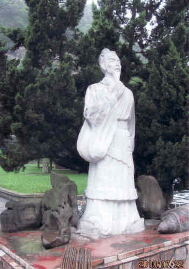 荊州に移り住み、?徳公を兄として仕えた。水鏡の号は?徳公が名付けたものである。なお、諸葛亮を臥龍、?統を鳳雛と呼んだのも?徳公であるという。司馬徽は?統の才能を見出し、徐庶や向朗などを門下生とした。劉備に「臥龍・鳳雛は諸葛亮と?統のことだ」と教えたといわれる。<br />荊州を支配していた劉表には仕えず、隠士として暮らしていた。『世説新語』の注に引く「司馬徽（別）伝」によると「好々(よしよし)」が口癖で、何を言われても「好々」と答えていた。又、友人が自分の子供の死を伝えに来た時にも「好々」と答えたという。司馬徽の妻がそれを咎めると、笑って「お前のいうことも、また好々」と答えたという。劉表に司馬徽の登用を勧めるものがあったが、こうした態度を見て劉表は「世間の人はいい加減なことをいって（司馬徽を持ち上げて）いるが、ただの書生じゃないか」と断ったという。司馬徽は劉表を凡人と思っていたので、政争に巻き込まれないように政治談義に手を出さず、このような態度を取っていたのだという。<br />http://4travel.jp/travelogue/10539958<br />「三国志の南?水鏡荘」をクリックしてご覧下さい。