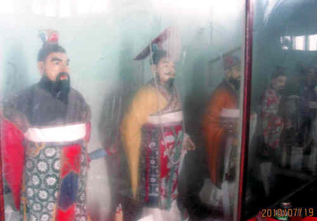 夷陵の戦い<br />219年、劉備が漢中を攻略し、一方で荊州の守将であった関羽が曹操領の荊州の拠点である樊城を攻撃した。このことを好機と見た孫権は曹操と同盟を結び、呂蒙らを派遣して荊州侵攻作戦を開始し、関羽を捕らえて殺し、荊州を領有することに成功した。三国時代蜀の劉備は臣下の関羽の仇討ちに出陣、この夷陵（宜昌)で呉軍に敗れる。夷陵の戦い(又は?亭之戰）は中国三国時代の222年に行われた、三峡における蜀漢皇帝劉備率いる蜀漢軍と、呉王孫権の武将陸遜率いる呉軍との間の戦いである。戦場となったのは白帝城から夷道までの三峡全域となるが、三国志演義に記された決戦場に因んで「夷陵の戦い」と称される。<br />http://4travel.jp/travelogue/10539988<br />「三国志の宜昌?亭古戦場?]をクリックしてご覧下さい。<br />http://4travel.jp/travelogue/10540030<br />「三国志の宜昌?亭古戦場２]をクリックしてご覧下さい。