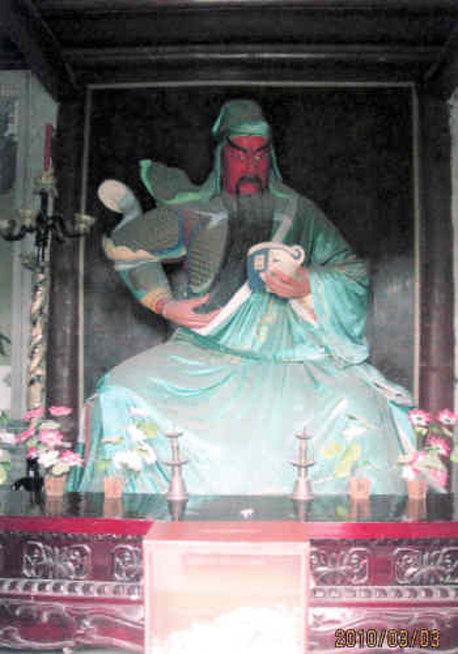 呂布の進行で徐州から追い出された劉備は、曹操を頼り、客人として許に滞在した。劉備はその後、曹操を裏切り袁紹の元へ逃げるのだが、徐州の留守を預けた関羽を置き去りにする事になる。関羽は劉備の夫人を守る為に曹操に投降し、許の軍営に移送されて春秋楼に住まわされた。<br />http://4travel.jp/travelogue/10540366<br />「三国志の許昌春秋楼」をクリックしてご覧下さい。