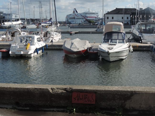 港には漁船の他、大型客船が停泊している。