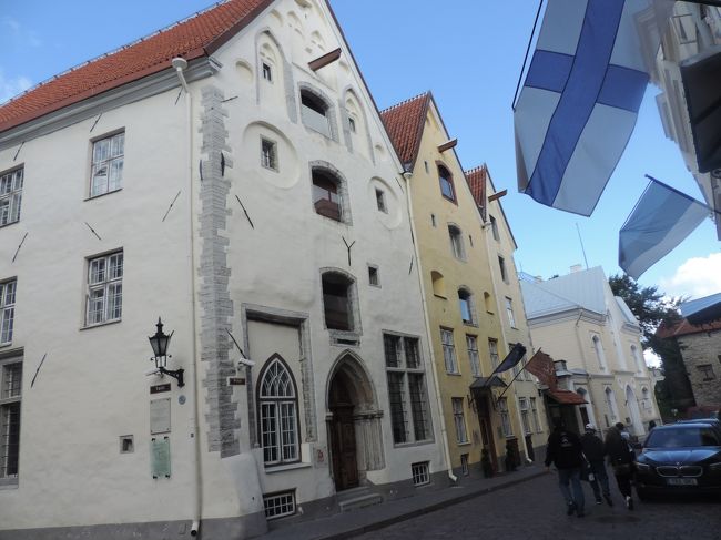 すぐに三人姉妹が道の右側に現れる。