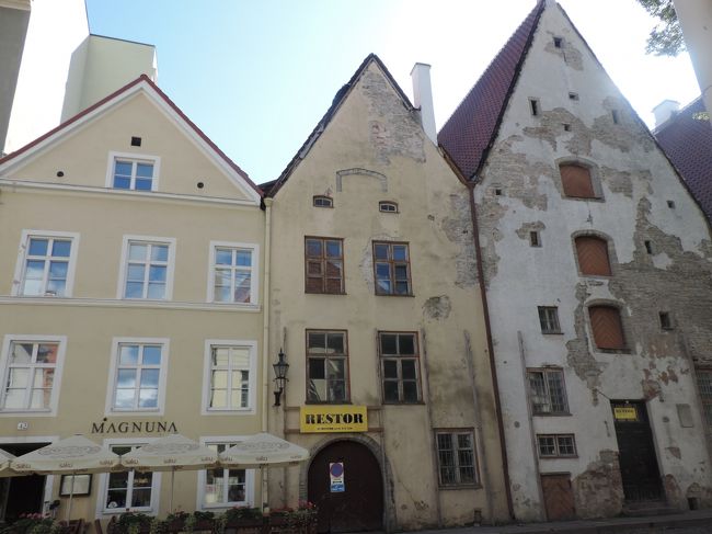 塔を下りて、すぐ近くに三人兄弟がある。