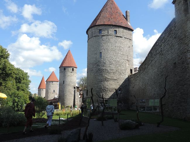 橙色の塔が並ぶ。