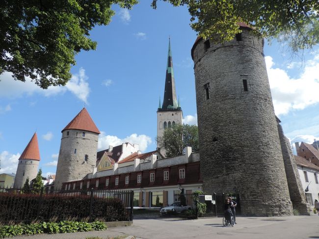 外側には、塔の広場があり、市民の憩いの場所になっている。