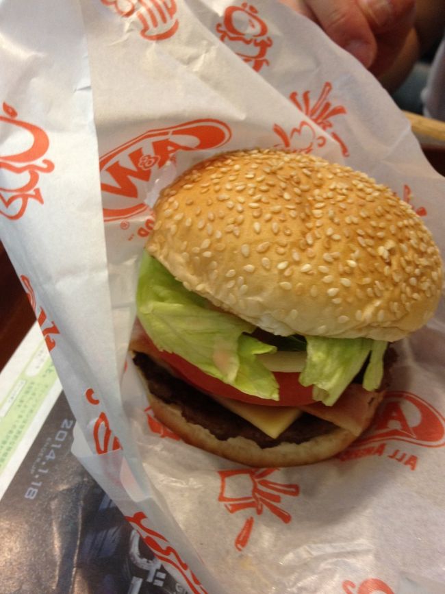 今夜はまだまだ散策します<br /><br />結局…ハンバーガー(*^。^*)ww<br /><br />A＆W<br />「モッツァバーガー」<br /><br />食べごたえめっちゃ！ありました<br />