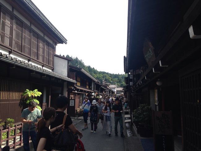 高山駅に車を置き、友達と合流！<br />2時間の遅れで到着しました。長旅お疲れさん。<br />とりあえずさんまち通りへ。<br />きーれーい！