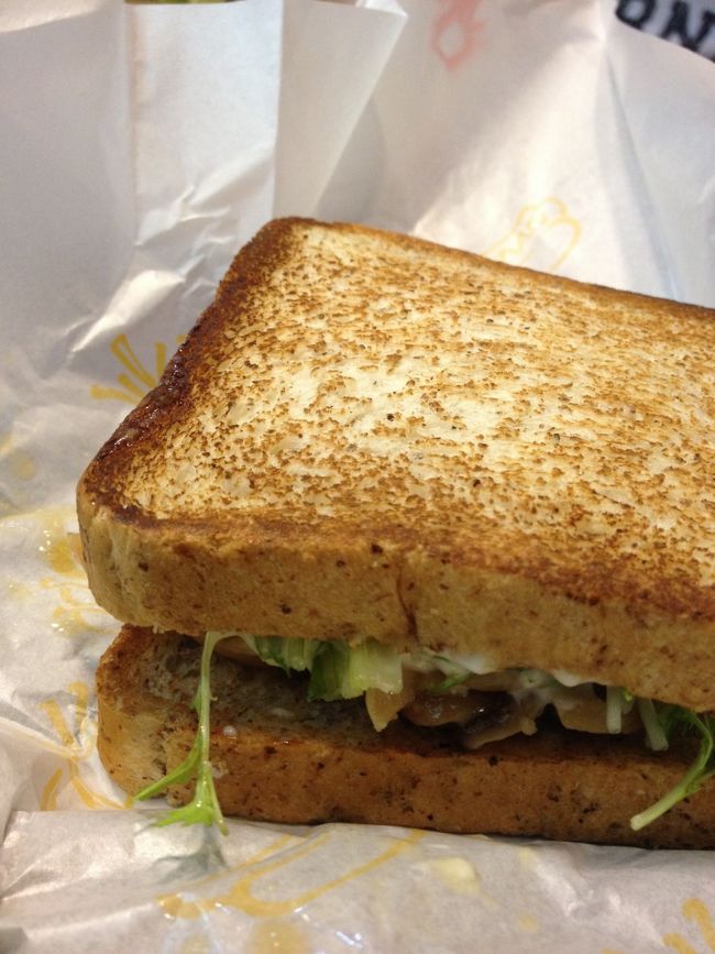 こっちも♪<br /><br />きのこのバター炒めみたいなのが<br />サンドされてて<br />ホントにおいしかったぁ。