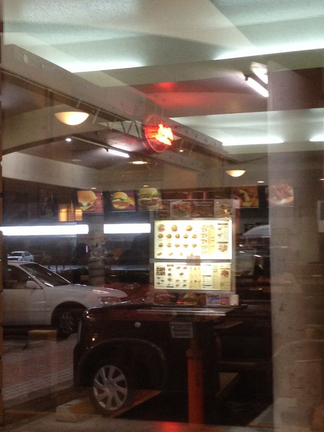 「ドライブイン」<br /><br />車を停車して<br />車から降りずに注文して?車まで持ってきてくれるシステムのようです<br />で！そのまま車内で食べるみたい