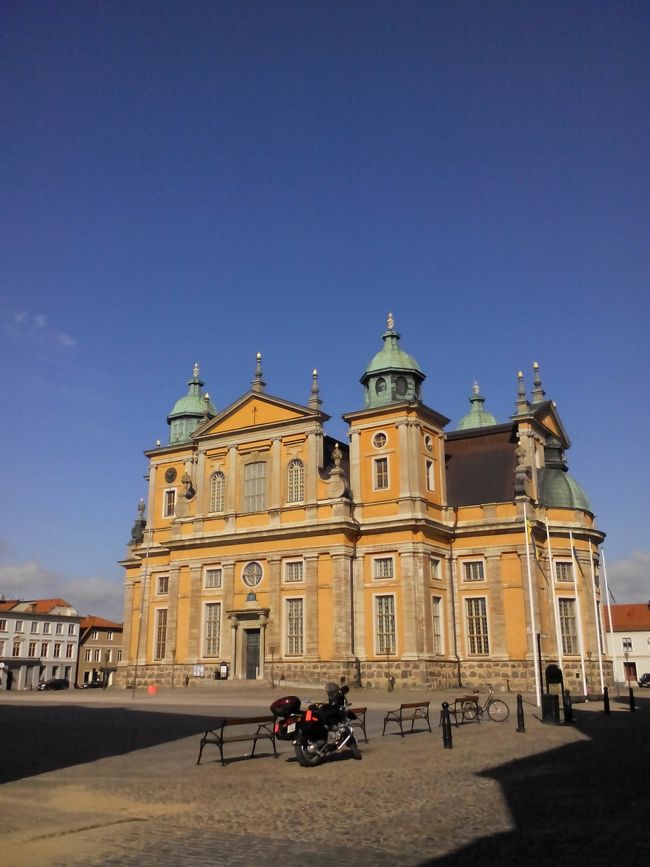 カルマルの大聖堂です。大は要らないかな(笑)<br />大きな街の大聖堂とはとても比べられません、シンプルです。<br />北欧の教会は総じて簡素な造りが多い様です、キリスト教伝播の歴史的理由と財力の違いが理由なのかな？