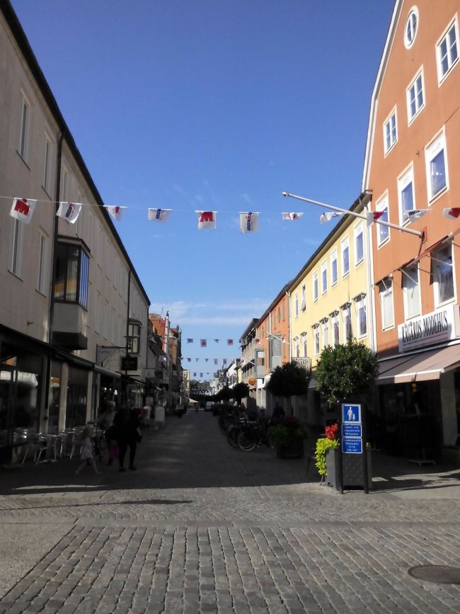 町のメインストリート、平日の11時です。<br />人口密度が少ないんですね(笑)<br />ちなみに、スウェーデンの人口は東京のそれより少ない！