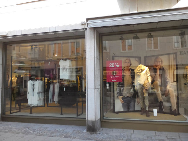 洋服屋さん、南の国に較べデザインが地味になって来ました。