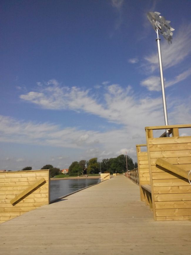 町外れにある海水浴場、きれいな桟橋が遠浅の海に伸びています。<br />この先端でバルト海の海水を舐めました、全然塩っぱくない！(笑)