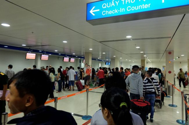 朝四時前に起きて、空港に向かう<br /><br />離陸一時間以上前には到着（離陸は午前5時45分）<br /><br />チェックインカウンターには長い列<br />