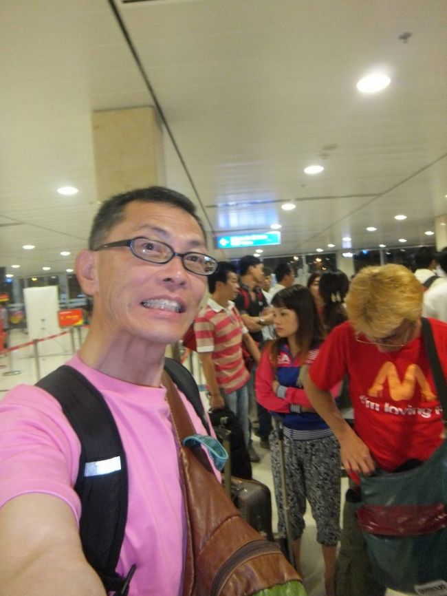 いや〜なかなか順番こないね<br /><br />チェックインできたのは、午前5時10分頃<br /><br />搭乗券をもらったら、あら?　なんと、離陸時間が10分早い5時35分になっている