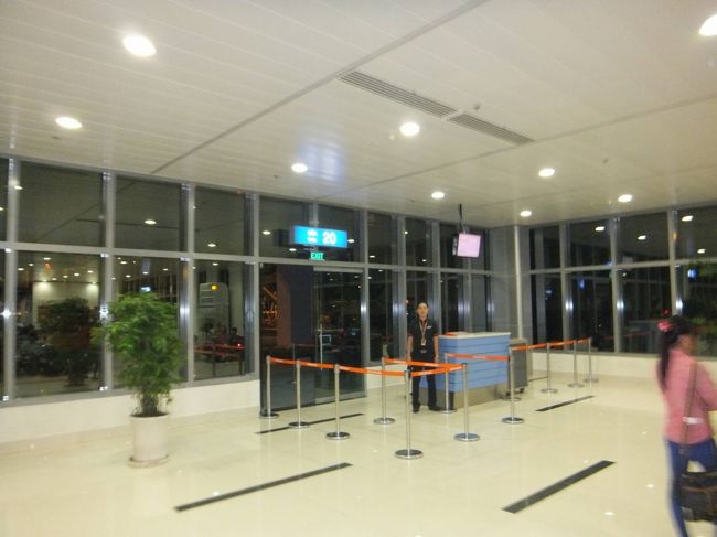 友人を促して、大急ぎで搭乗口に向かう<br /><br />やば！　誰もいない！！！！！<br /><br />「ダナン」と叫びながら搭乗口へ