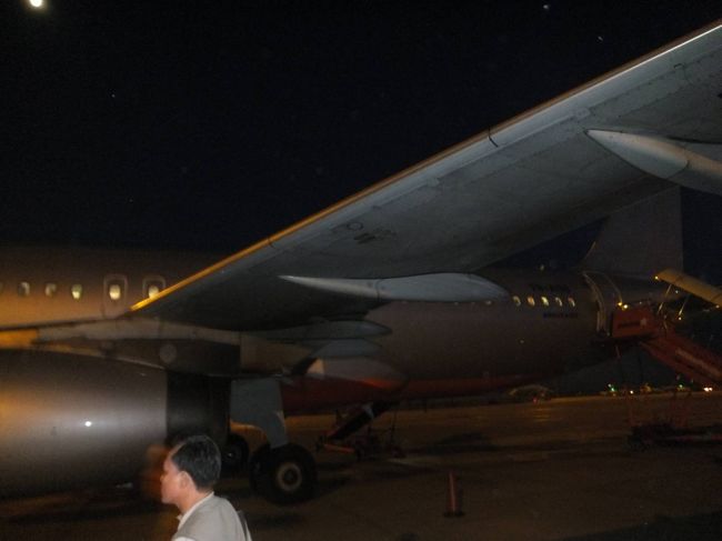 多分最後の搭乗・・・・<br /><br />バスで飛行機のところへ<br /><br />まだ空は暗い