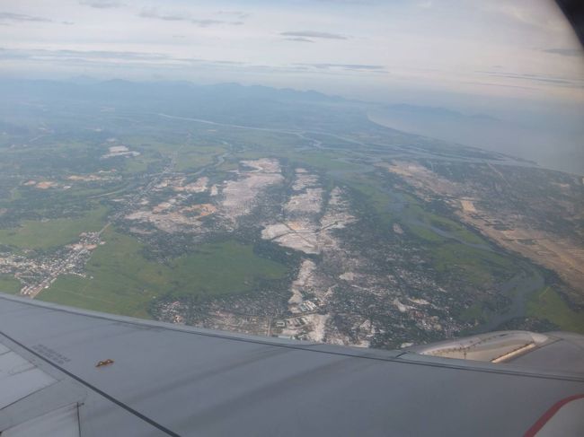 1時間弱で、間もなく「ダナン」<br /><br />海が見えてきた